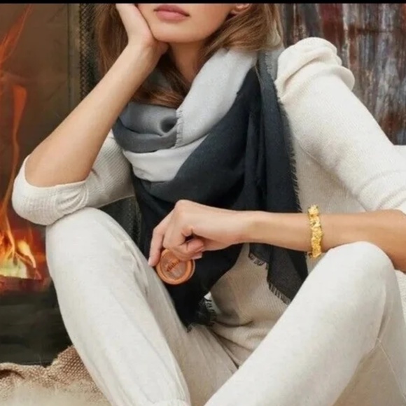 Grey Horizon/Cushnie Wrap/Shawl/Scarf NWT - Picture 3 of 3